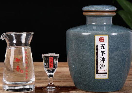 ​高档酱酒贵十六代系出名门?传承酱酒风范?包装华美