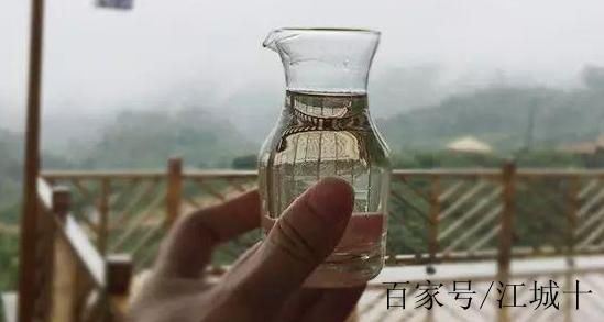 白酒里面有沉淀物是什么东西啊?白酒里面有沉淀物是怎么回事,老白酒里有絮状物是什么原因